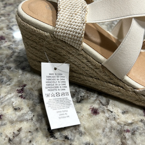 Women's Closed Toe Crisscross Elastic Ankle Strap Platform Espadrille Wedge - Picture 9 of 9